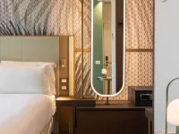 Boutique Hotel Martini 17 Hotels near Piola Station