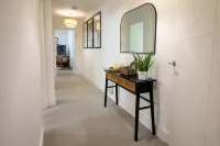 Gorgeous Two Bedroom Apartment with Free Evening Parking