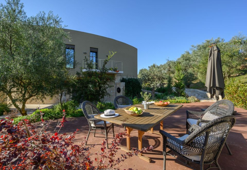 Hotel Captivating 5Br Pool Villa Close Navarino Golf, Exterior, Hotel Exterior