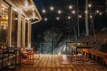 Secluded House with hot tub at base of Shawangunk Ridge