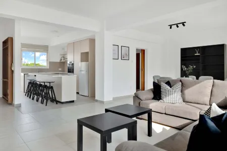 Phaedrus Living: Romanou Modern City Center Flat Отели рядом с достопримечательностью «Мечеть Селимие»