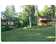 Pet friendly studio apartment in the woods near charming White Salmon