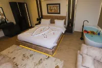 Crowne Pyramids Palace