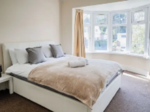 6-Bed House - Sleeps 13 - Families & Contractors Hotels in Dudley