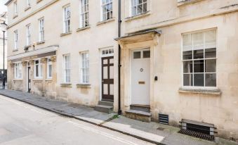 Central Georgian Townhouse with Free Parking