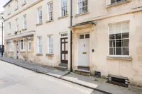 Central Georgian Townhouse with Free Parking