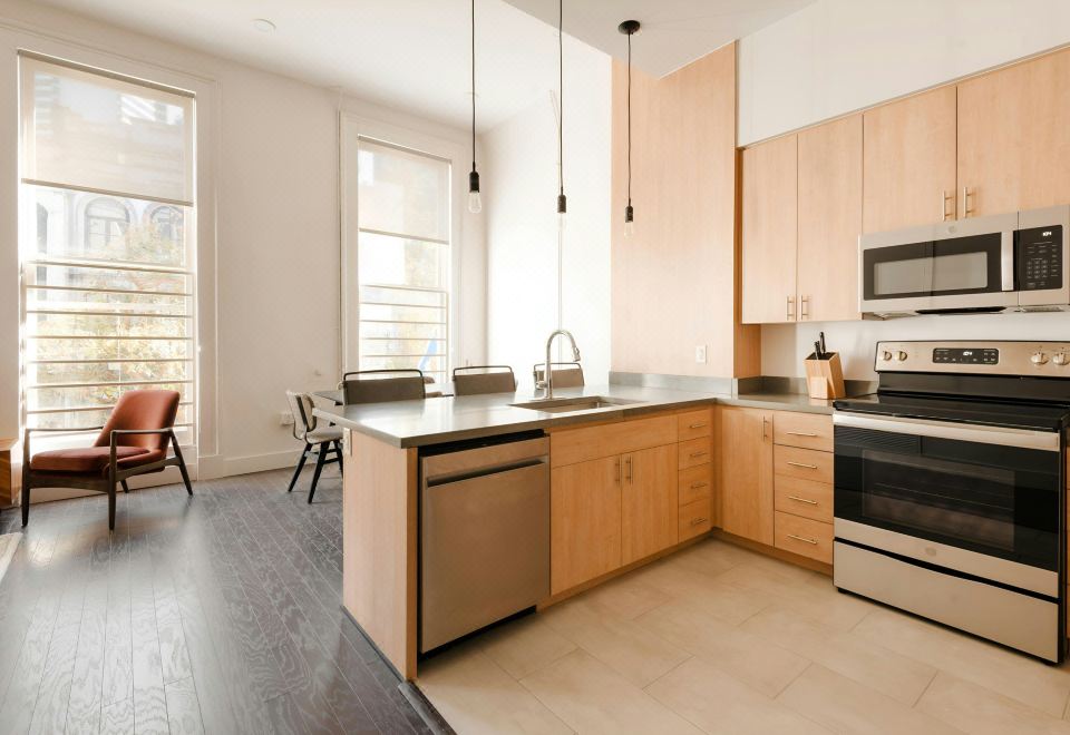 손더 더 갤리어 아파트먼트의 넓은 거실 공간