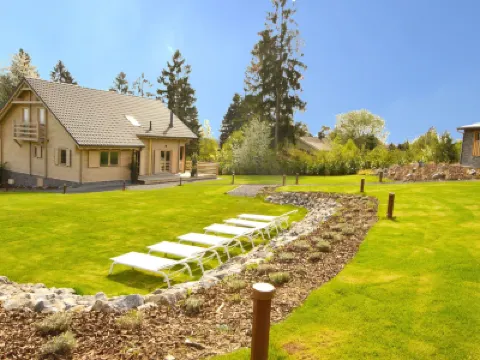 วิลล่าหรูหราพร้อมซาวน่า, อ่างน้ำร้อน, ห้องสันทนาการ, สวนกว้างขวางที่มีรั้วล้อมรอบ โรงแรมใน