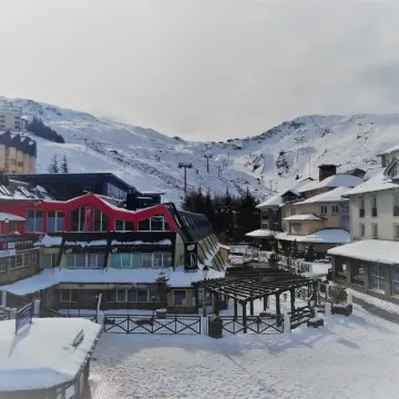 تودوسييرّا نيفادا ثونا باخا خونتو آه لوس تيليكابيناس Hotels near منتزه سييرا نيفادا الوطني