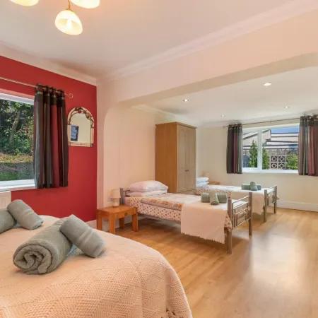 Sunningdale - Beach Side Cottage, Sea Views, Parking