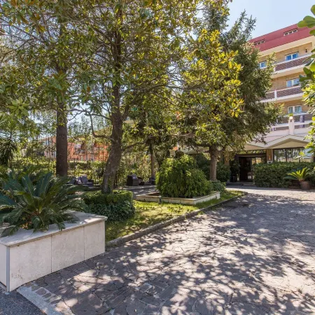 Pinewood Hotel Rome Отели рядом с достопримечательностью «Станция метро Cornelia»