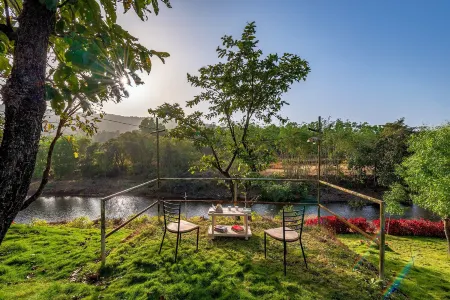 CosmicStays Lazy River Cottage-Stargazers Paradise Отели в г. Varoti Kh.