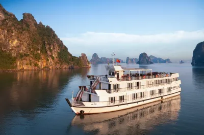 Lily Cruise Hotels near Ti Tốp Đỉnh núi Đảo