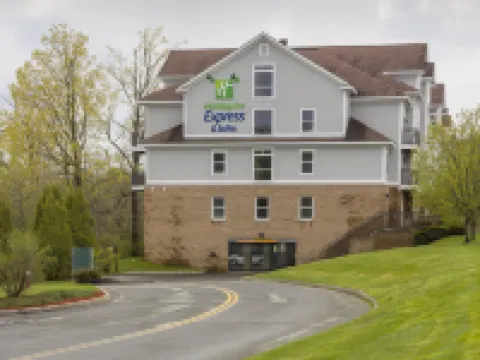 Holiday Inn Express & Suites WHITE RIVER JUNCTION by IHG Hotels in Hartford