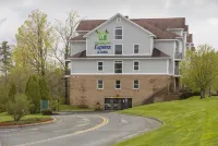 Holiday Inn Express & Suites White River Junction Hotels in Woodstock