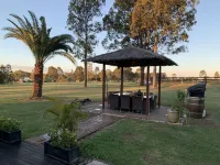 Bella Farmhouse.Private. 10 Acres. Outdoor Spa. BBQ. 5 Min Drive to Wineries Hotels in Nulkaba