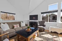 Stylish 1BR- Walk to Lake, Dining & Downtown CDA! Hotel a Coeur d'Alene