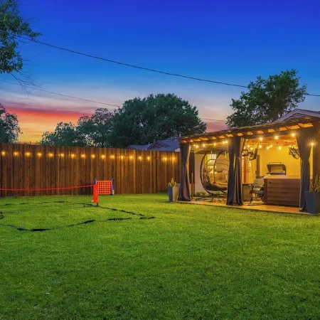 3-Bed Haven - 6 pple Hot tub, King bed, Pool & ping pong table, Grill, Fire pit