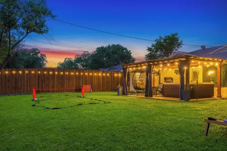 3-Bed Haven - 6 pple Hot tub, King bed, Pool & ping pong table, Grill, Fire pit