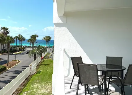 GULF VIEWS, SLEEPS 8, BEACH SERVICE INC! Отели рядом с достопримечательностью «Destin FL Rentals»