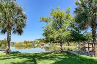 Charming dog-friendly lakefront home with lake view, dock, & washer/dryer Hôtels à : Comte de Burnet