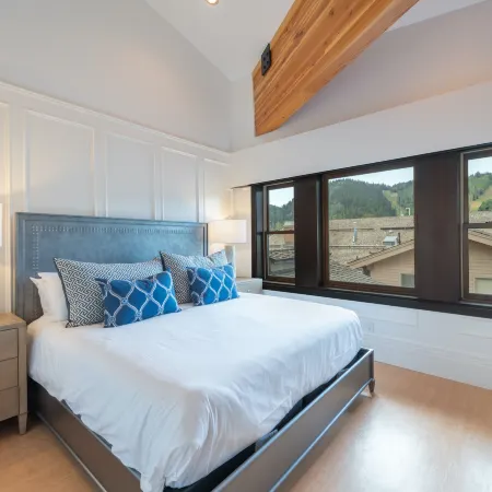Deer Valley Penthouse, Mountain Views, Balcony with Grill, Walk to Hiking and Biking Trails