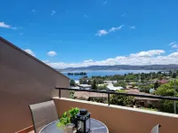 *Cascades 15 - Amazing Lake Views w Balcony's | Spa Bath | Split-Level | WiFi*