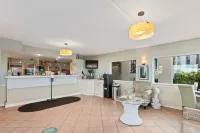 Ocean View and Comfortable Living Space - Beachy Retreat Hotels in Crescent Beach
