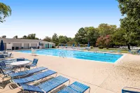 Bethany West home near trolley with screened porch & pool/tennis access