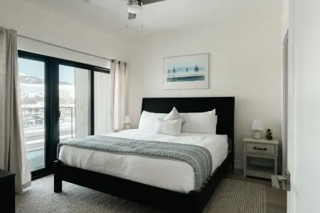 Mountain Views and Cozy Comfort - Stunning Silverthorne Retreat