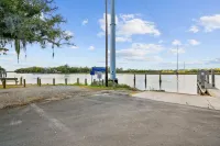 Scenic Retreat - River View, Minutes to Beach Hotels in Johns Island