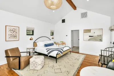 Charming Retreat - Private Courtyard & Hot Tub