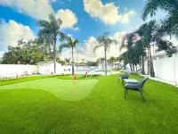 Pristine Pool and Communal Barbecue Area - Stylish Haven Hôtels à : Clearwater
