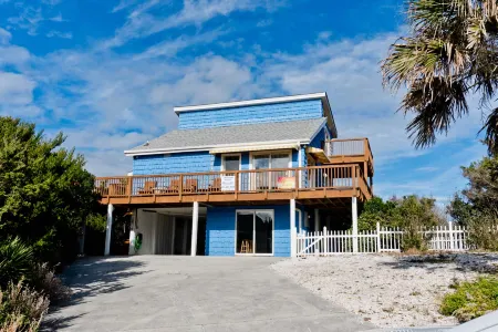 Ocean View and Game Room - Charming Family Haven Отели в г. Эмералд Айл