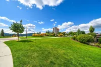 Fully Fenced Yard and Cozy Fire Pit - Spacious Charming Retreat Hotels in Coeur d'Alene