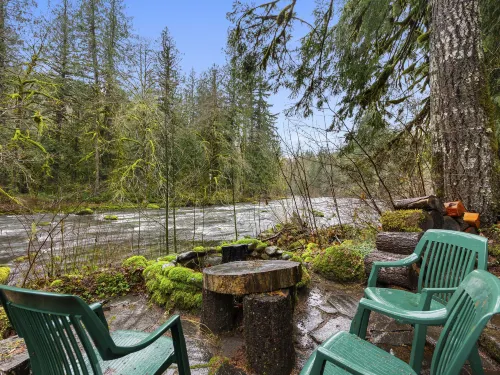 Charming Cabin with Hot Tub and Riverside Fire Pit - Inviting Retreat