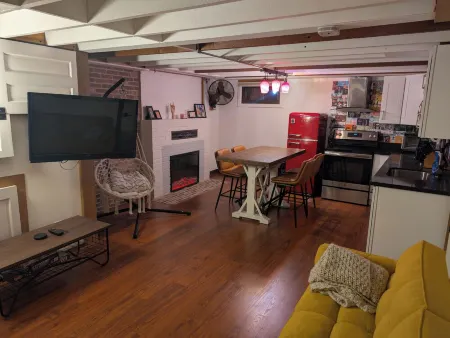 Charming 1-bedroom unit in tranquil Burien with WiFi, AC, private yard