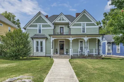 Prime Location with Fully Equipped Kitchenette - Cozy Stylish Retreat