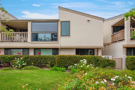 Ocean View Patio and Beach Access - Elegant Coastal Escape Отели рядом с достопримечательностью «Fletcher Cove Community Center»