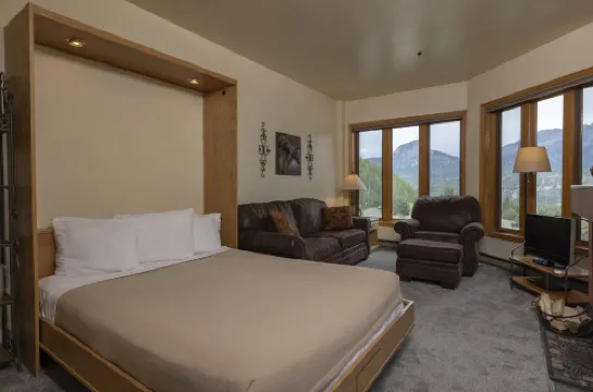 Rooftop Hot Tub and Heated Outdoor Pool - Cozy Mountain Retreat