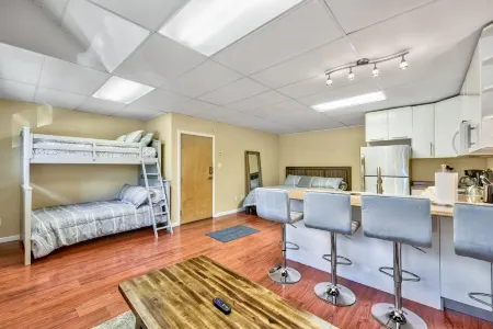 Spacious Studio with Reserved Parking - Charming Tahoe Retreat