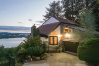 Panoramic River Views and Luxurious Amenities - Stunning Hilltop Escape