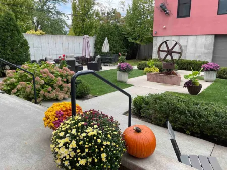 Stylish Loft with Sauna and Courtyard Oasis - Cozy Escape