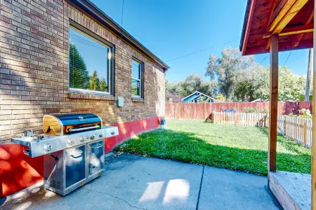 Charming, dog-friendly home with fenced yard, washer/dryer & AC Отели рядом с достопримечательностью «Китайски ресторант "Китайски квартал"»