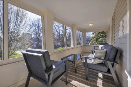 Peaceful 2BR | Yoga Space | Near Lake & Downtown