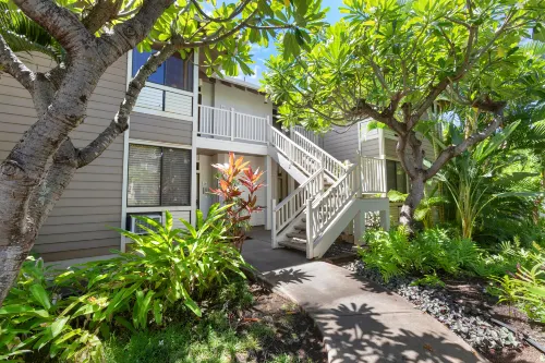 Luxurious Living with Gourmet Kitchen and Garden Views - Elegant Retreat