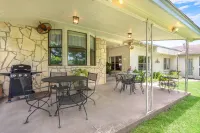 Charming Hideaway with Artisan Boutique - Inviting Vintage Escape