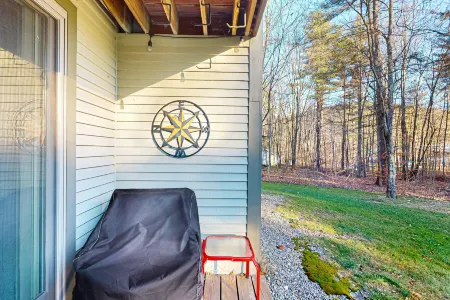 Charming condo near skiing and trails with gas fireplace, deck, and tennis court