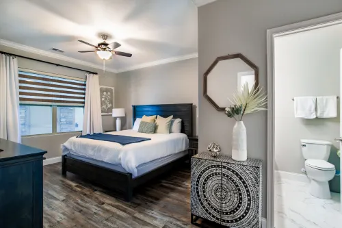 Outdoor Pool and Scenic Balcony Views - Charming Mountain Retreat Hotels in Townsend