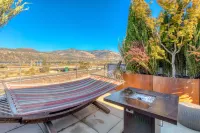 Hood River townhouse close to everything with river-view location & rooftop BBQ Hotels in Hood River